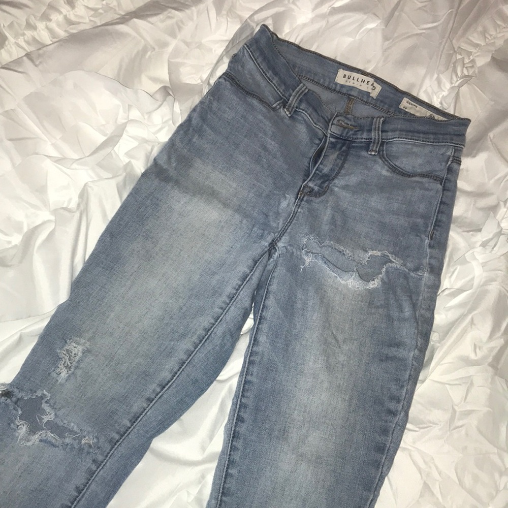 bullhead stretchy light wash skinny jeans